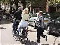 2004-06-11-nel-rent-achter-fietser.jpg (40151 bytes)